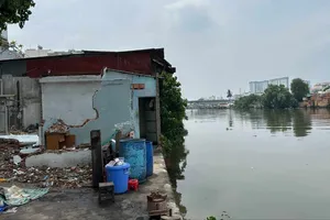 Một số căn nhà tại dự án cải tạo bờ Bắc Kênh Đôi, TPHCM đã bàn giao mặt bằng. Ảnh: THANH HIỀN