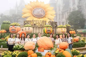 Khách tham quan Đại nội Huế trong sáng 2-9. Ảnh: VĂN THẮNG