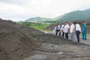 Lãnh đạo xã Châu Pha khảo sát tại một bãi tập kết phế thải