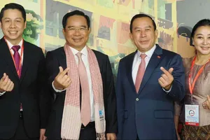 Lãnh đạo TPHCM và Campuchia chụp hình lưu niệm tại Hội chợ ITE HCMC 2025. Ảnh HOÀNG HÙNG