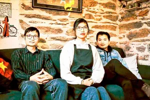 Thi Quỳnh-Anh (giữa) - người đảm nhận pha chế tại Ô Quai Café. Ảnh: LE TELEGRAMME