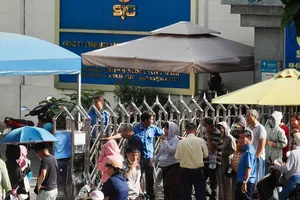 Người dân xếp hàng chờ mua vàng tại Công ty TNHH MTV Vàng bạc đá quý Sài Gòn - SJC trên đường Nguyễn Thị Minh Khai, phường Bàn Cờ, TPHCM. Ảnh: HOÀNG HÙNG