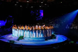 Không gian tối giản dẫn dắt khán giả vào thế giới nội tâm của chính mình