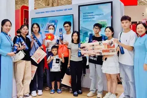 Khách hàng trẻ thích thú với ấn phẩm inforgraphic “Hải trình rực rỡ”