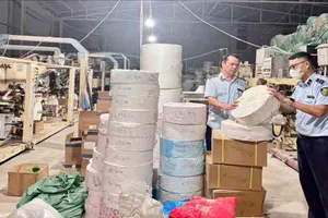 Triệt phá cơ sở sản xuất tã, băng vệ sinh giả