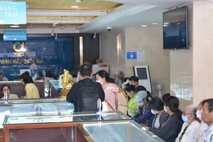 Người dân xếp hàng mua vàng