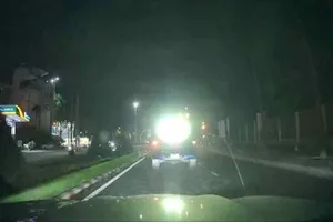 Hình ảnh đèn lắp thêm trên nóc xe gây chói mắt