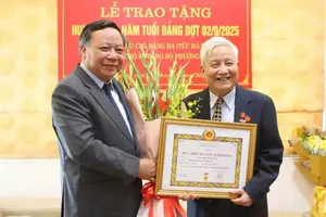 Nhà báo Hà Đăng được trao Huy hiệu 80 năm tuổi Đảng 