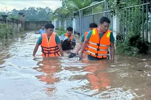 Lực lượng chức năng di dời tài sản của người dân đến nơi an toàn