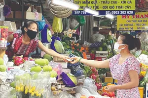 Mua bán trái cây tại chợ Bà Chiểu, phường Gia Định, TPHCM. Ảnh: HOÀNG HÙNG