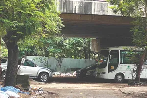 Bãi giữ xe trái phép dưới gầm cầu vẫn ngang nhiên tồn tại