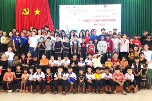 Thành viên dự án Nắng cao nguyên cùng các em học sinh tiểu học của xã Ea Tu, tỉnh Đắk Lắk. Ảnh: BÍCH THƠM