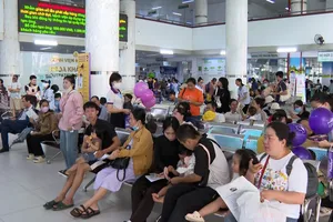 Phụ huynh đưa con đến thăm khám tại Bệnh viện Nhi đồng 2 TPHCM. Ảnh: GIAO LINH