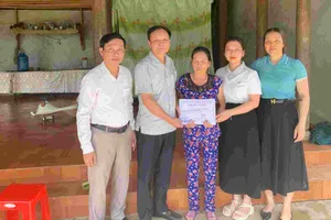 Lãnh đạo UBND xã Hương Xuân trao 9 triệu đồng của bạn đọc Báo SGGP hỗ trợ bà Đinh Thị Dung