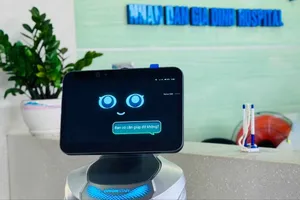 Bệnh viện Nhân dân Gia Định thử nghiệm robot hướng dẫn người bệnh