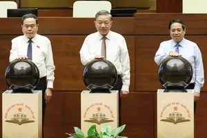 Tổng Bí thư Tô Lâm, Thủ tướng Phạm Minh Chính và Chủ tịch Quốc hội Trần Thanh Mẫn thực hiện nghi thức bấm nút khai trương nền tảng Bình dân học vụ số - Quốc hội số, chiều 13-9. Ảnh: QUANG PHÚC