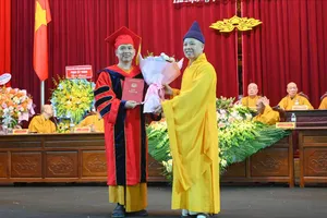 Hòa thượng Thích Thanh Quyết trao bằng cho Tiến sĩ Phật học