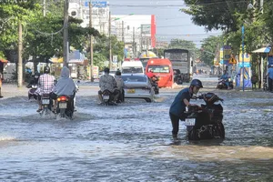 Lũ vượt báo động 3, người dân vùng đầu nguồn tranh thủ khai thác đánh bắt thủy sản