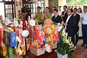 Lễ dâng hương tưởng nhớ Chủ tịch Hồ Chí Minh tại Đền thờ Bác Hồ trên đỉnh núi Vua, Vườn Quốc gia Ba Vì. Ảnh: VGP