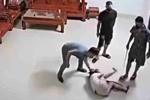 Ba người đàn ông xông vào nhà hành hung một phụ nữ