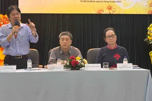 Đoàn Chủ tịch hội thảo. Từ trái qua: nhà phê bình Nguyễn Đăng Điệp, nhà văn Nguyễn Bình Phương và nhà văn Trịnh Bích Ngân