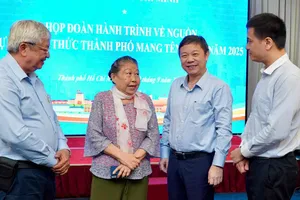 Đồng chí Dương Anh Đức và đồng chí Nguyễn Việt Long trao đổi với các trí thức tham gia hành trình về nguồn. Ảnh: HOÀNG HÙNG