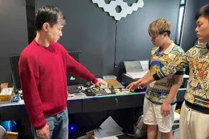 Cơ quan chức năng bắt giữ các đối tượng cùng tang vật