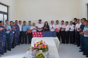 Bộ trưởng Bộ Y tế Đào Hồng Lan và lãnh đạo Thành ủy TPHCM tặng quà cho cán bộ, chiến sĩ đang công tác tại 2 trạm ra đa ở đặc khu Côn Đảo