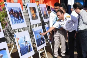 Các đại biểu tham quan triển lãm ảnh nghệ thuật