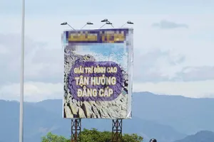 Bảng quảng cáo cá cược "mọc" trên tuyến đường nối Nha Trang - Cam Ranh
