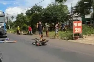 Va chạm với xe tải, hai thanh niên đi xe máy tử vong