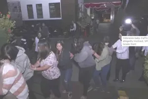 Các nghi phạm tham gia đường dây buôn bán trẻ sơ sinh tại tỉnh Tây Java (Indonesia). Ảnh: CNA