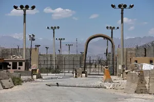 Cánh cổng của căn cứ không quân Bagram, năm 2021. Ảnh: AP