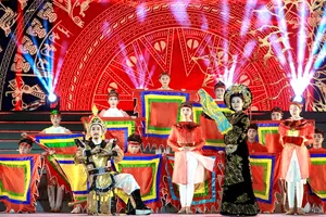 NSND Quế Trân và NS Nguyễn Văn Hợp trong tiết mục ca cảnh "Sáng đèn - Những trang sử Lạc Hồng". Ảnh: THÚY BÌNH