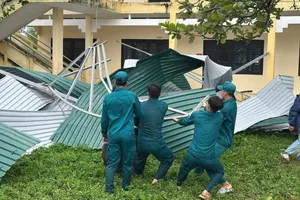 1 người chết và 4 người mất tích khi tâm bão sắp đổ bộ miền Trung