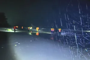 Quảng Trị: 2 tàu bị chìm tại cảng Gianh, 9 người mất tích