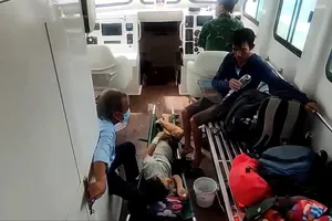 Lực lượng Biên phòng tiếp cận, hỗ trợ đưa bệnh nhân đến cơ sở chữa trị. Ảnh: BĐBP TP Đà Nẵng