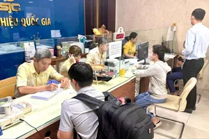 Người dân tới đăng ký mua vàng tại trung tâm SJC