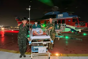 Đội ngũ y tế Bệnh viện Quân y 175 vận chuyển người bệnh từ sân đỗ trực thăng vào Khoa cấp cứu để điều trị