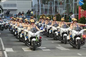 Trung tướng Mai Hoàng tặng hoa chúc mừng Tổ công tác 3 trong 1 các phường: Bà Rịa, Long Hương, Tam Long và xã Long Điền