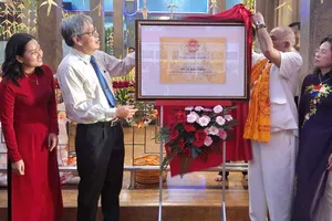 Trao bằng công nhận Đền Bà Mariamman là di tích kiến trúc, nghệ thuật cấp thành phố