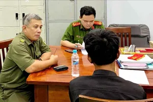 Nam thanh niên được đưa về trụ sở Công an phường Tân Phước (TPHCM) để làm việc.