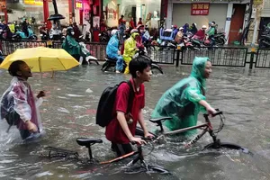 Sở GD-ĐT Hà Nội phản hồi về việc chậm trễ cho học sinh nghỉ học khi ngập lụt