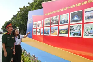 Các đơn vị trong thành phố tham quan, tìm hiểu triển lãm. ẢNH: DŨNG PHƯƠNG.