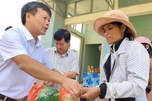 Nhộn nhịp phiên chợ 0 đồng ở xã vùng cao Quảng Ngãi