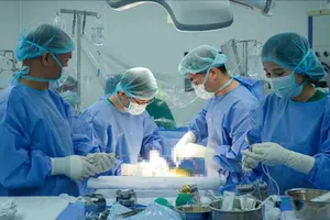 Các bác sĩ phẫu thuật ghép gan cho người bệnh