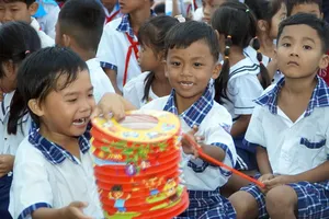 Mang trung thu đến học sinh nghèo, trẻ em dân tộc thiểu số ở TP Cần Thơ