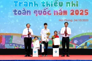 Trao giải cho các tác phẩm xuất sắc của cuộc thi. Ảnh: VIỆT CƯỜNG