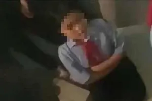 Nữ sinh bị nhóm bạn “bao vây” tại khu vực nhà vệ sinh Trường THCS Nguyễn Chí Diểu, rồi bắt quỳ gối, vòng tay. Ảnh cắt từ clip