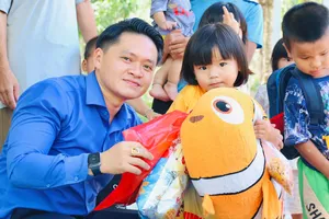 Ban tổ chức tặng quà trung thu cho trẻ em Khu K900